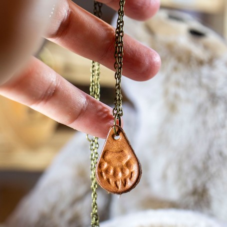 Collier pendentif en cuir patte d'ours