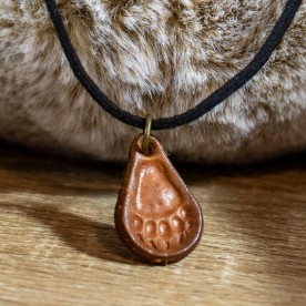 Collier pendentif en cuir patte arrière d'ours